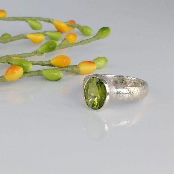 Peridot Ring 2 Carats Size 8 - Picture 5 of 9